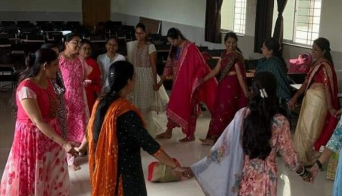 आप्पासाहेब बिरनाळे कॉलेज ऑफ एज्युकेशन मध्ये नवरात्री निमित्त हादगा व दांडिया उत्साहात संपन्न