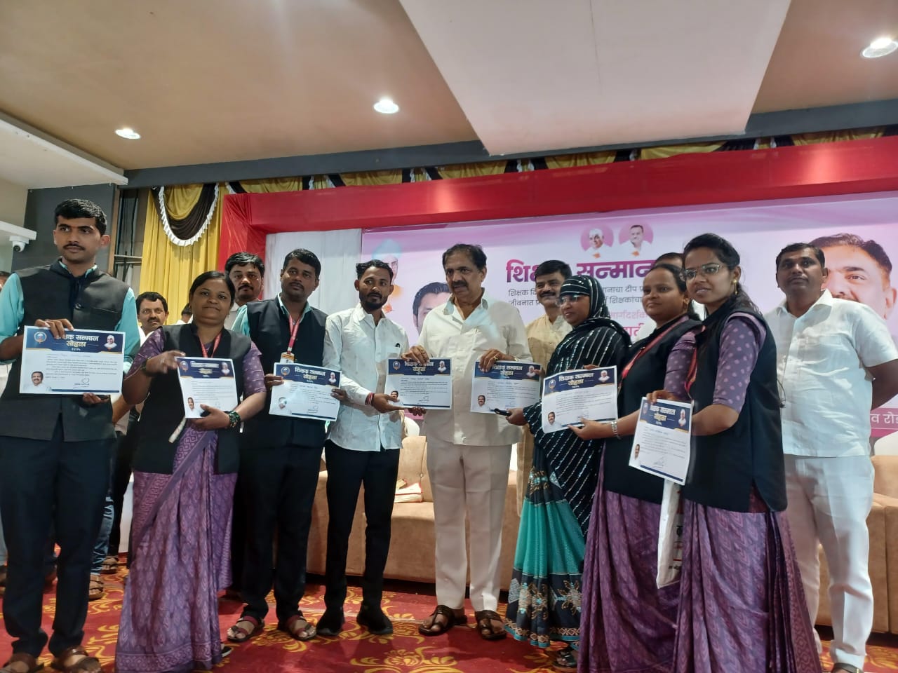 आप्पासाहेब बिरनाळे कॉलेज ऑफ एज्युकेशन सांगली मधील एम.एड.सेम एक मधील प्रशिक्षणार्थिं 1) संदीप पाटील व 2) प्रतिक्षा बोरकर यांना मान. जयंतराव पाटील यांचे हस्ते व्हेव्हन हॉल, आष्टा येथे “शिक्षक सन्मान”पुरस्काराने सन्मानित करण्यात आले.त्याबद्दल महाविद्यालयातर्फे हार्दिक अभिनंदन